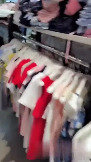 知名服饰品牌遭殃!出外痒痒了怎么办~直接冲进更衣室狂咬一波~光也还不够当然还要直接无套猛上!!