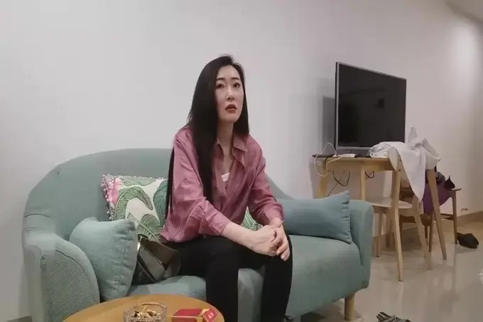 气质很好高端颜值外围美腿小姐姐衬衣吊带小背心按摩舔背先服务拉着手后入操的互相急促中场休息再继续第二炮