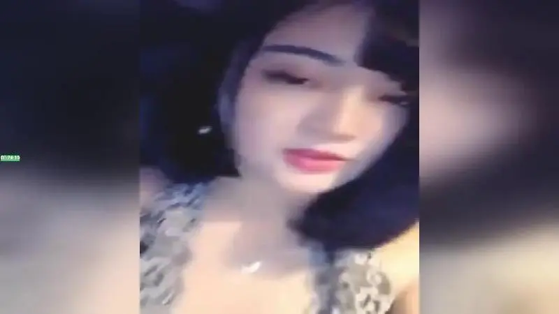 清純靚麗的短發氣質美女夜晚開著豪車去接粉絲網友路邊玩車震操的淫聲浪語太舒服沒控制住被內射了